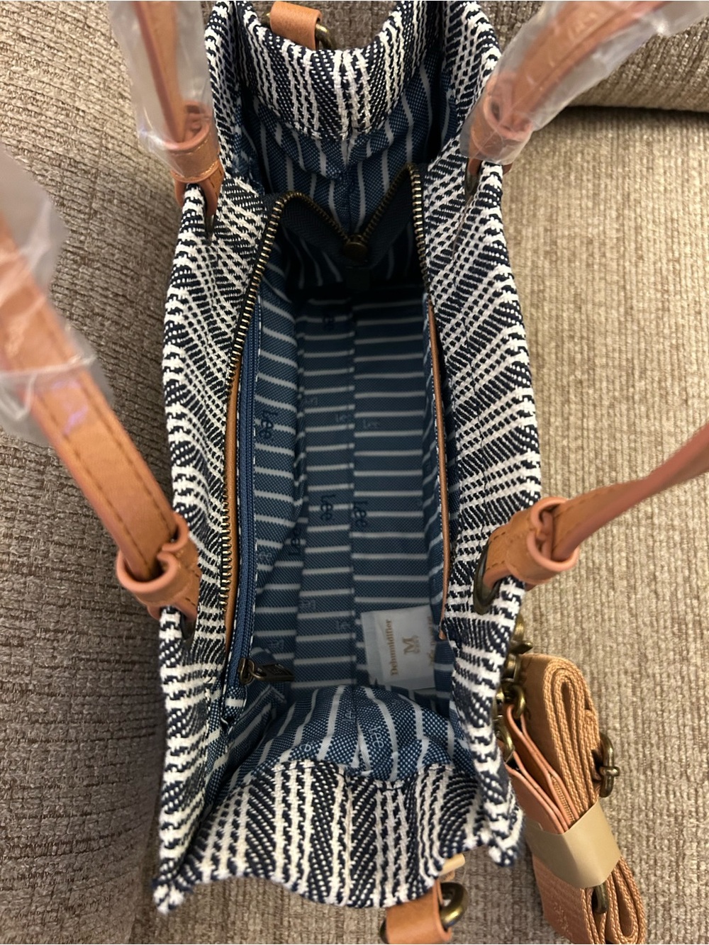 Lee Black and Cream Women's Tote Bag - Picture 4 of 6
